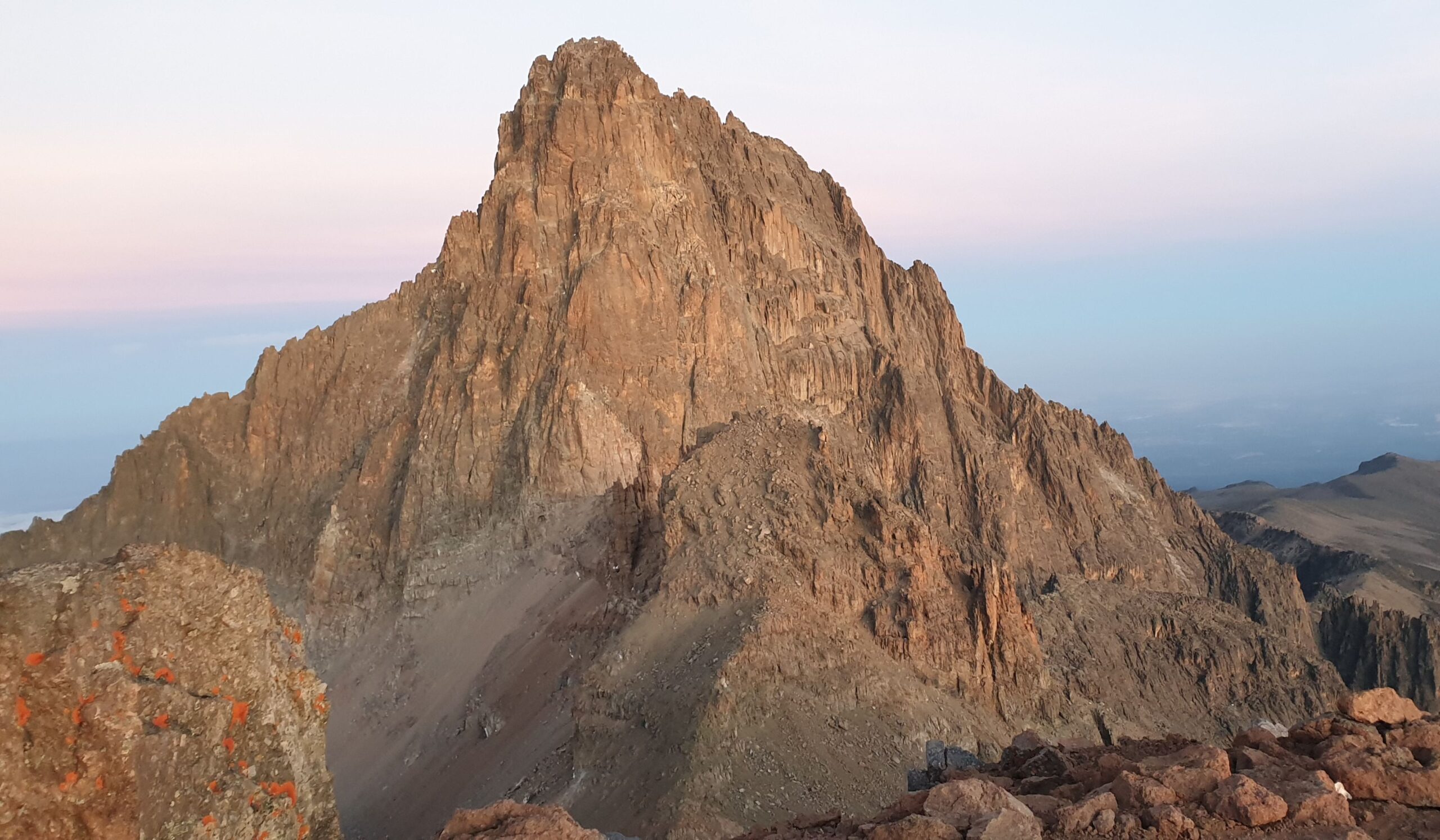 Ruta Sirimon (5 días). Día 4: Shipton's Camp (4200 m) - Pico Lenana (4985 m) - Old Moses Camp (3300 m)