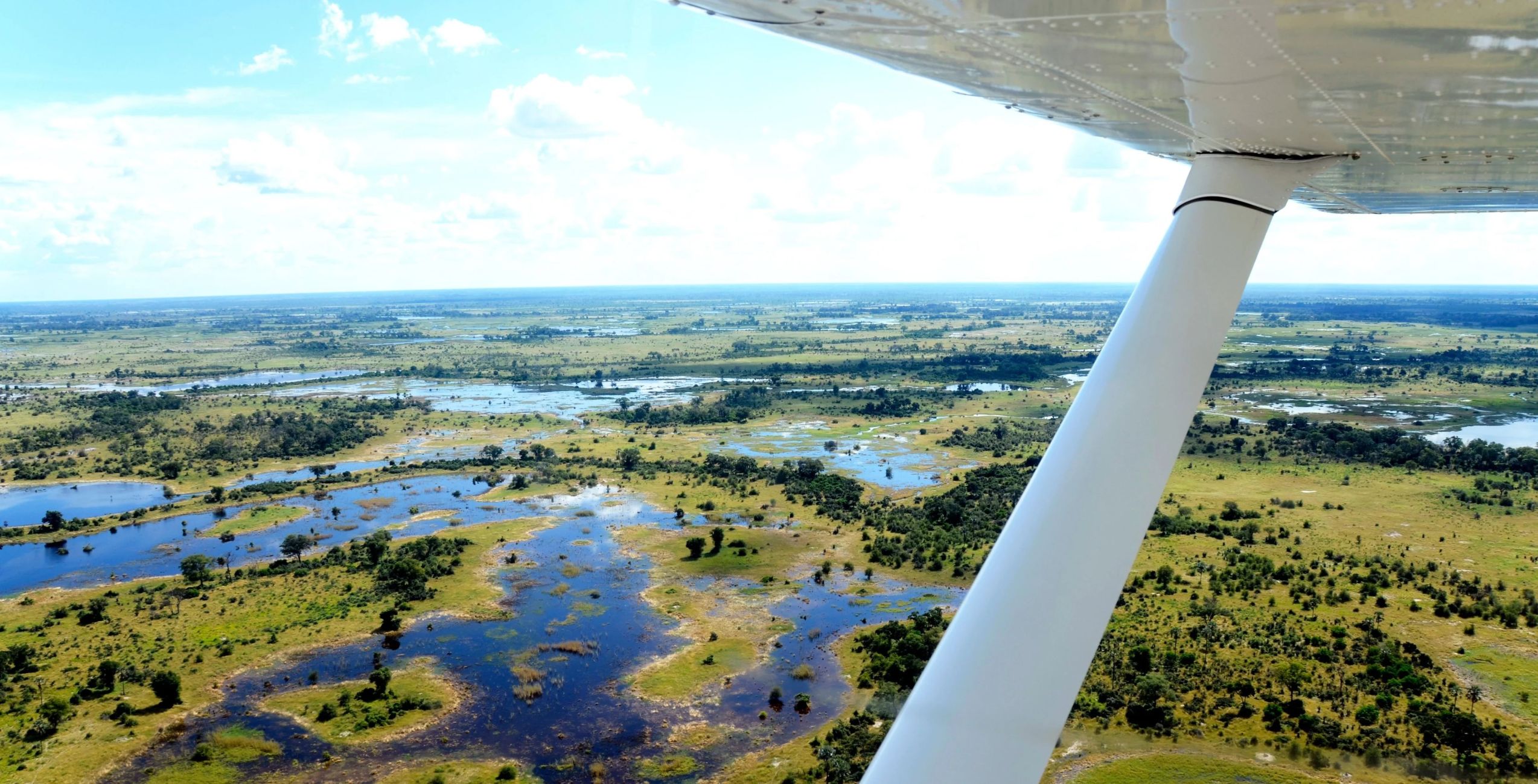 Vuelo desde la Reserva de Caza Moremi al Delta del Okavango