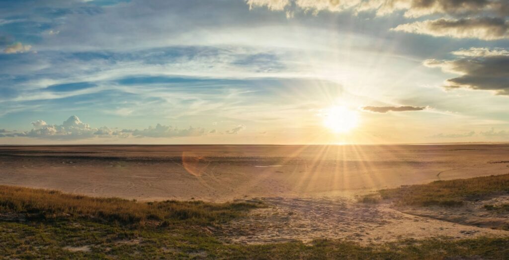 Paisaje con puesta de sol en las salinas de Makgadikgadi