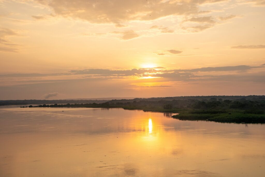 Puesta de sol reflejada en el Nilo, en Uganda.
